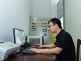 川岛电器员工在检测产品