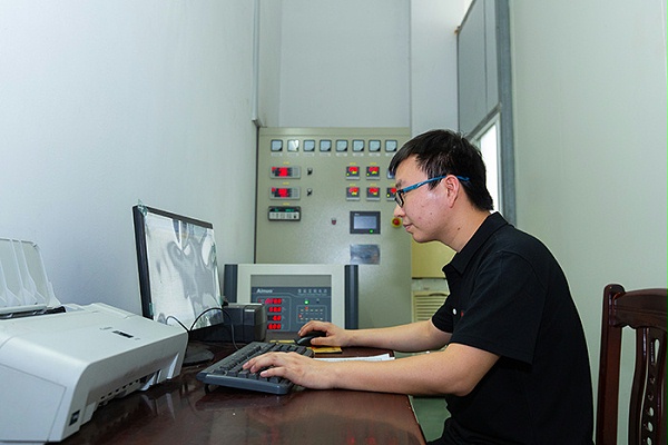 川岛电器员工在检测产品