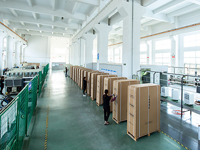 川岛电器产品打包车间